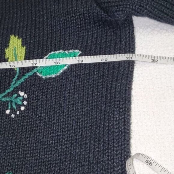 Storybook Knits Vintage Embroidered Hand Knitted Holiday Holly Sz. M Cardigan - Picture 6 of 7